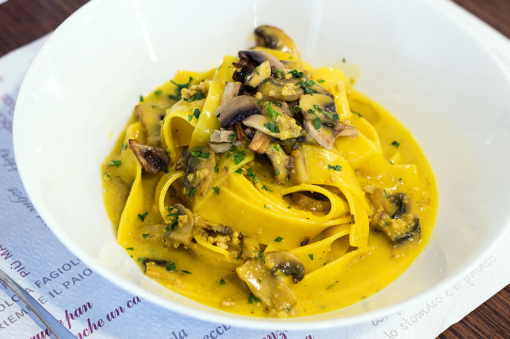 Pappardelle con ragù di maialino, funghi e zafferano